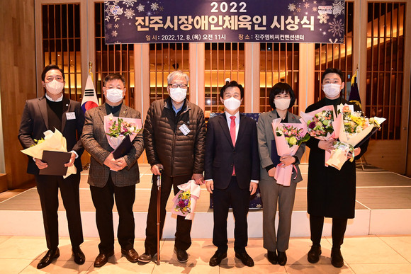 조규일 진주시장이 장애인체육인 시상식을 하고 있다. ⓒ 프라임경제