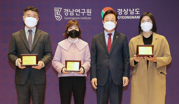 박완수 경남도지사가 경남의 도정 발전과 도민 복리증진에 기여한 마상열 연구전략실장 등 2명에게 표창패를 수여하고 기념촬영을 하고 있다. ⓒ 경남도