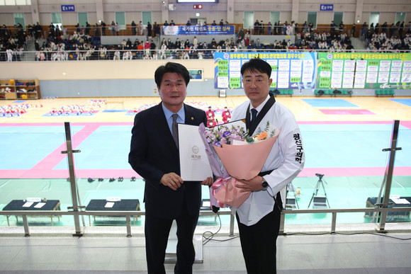 4일 광산구의회 김태완 의장이 태권도 명예단증을 수여받았다. 왼쪽부터 광주시 태권도협회 이영석 회장, 광산구의회 김태완 의장. ⓒ 광산구의회