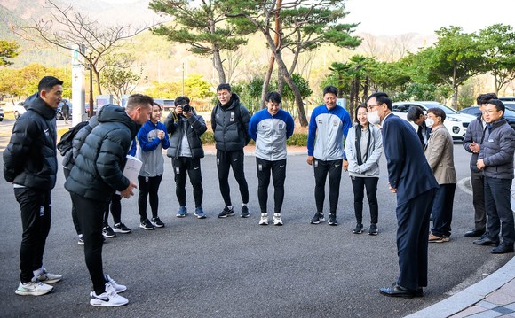 장충남 군수가 남해군을 찾은 국가대표팀을 반갑게 맞이하고 있다. ⓒ 남해군