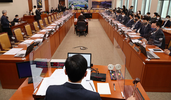 김민기 국토교통위원장이 여의도 국회에서 국민의힘이 불참한 가운데 열린 국토교통위원회 전체회의에서 의사봉을 두드리고 있다. 이날 국토교통위원회 전체회의에서는 화물자동차 안전운임제 3년 연장안(화물자동차 운수사업법 일부개정법률안을)이 가결됐다. ⓒ 연합뉴스