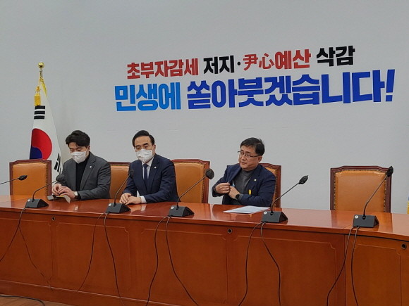 더불어민주당은 정기국회 내 내년도 예산안 처리 불가에 대해 국민의힘과 정부 측 태도를 비난했다. = 박성현 기자