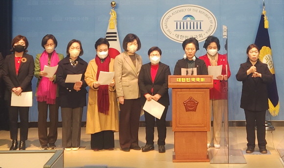 김영선 국민의힘 의원 등 국민의힘 소속 여성의원들은 9일 기자회견을 진행했다. ⓒ 김영선 국민의힘 의원실