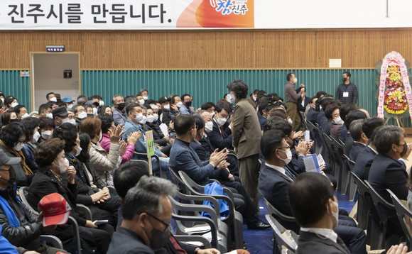 2023하동세계차엑스포 박옥순 사무처장이 진주시 한마음대회에서 홍보활동을 펼치고 있다. ⓒ 엑스포조직위