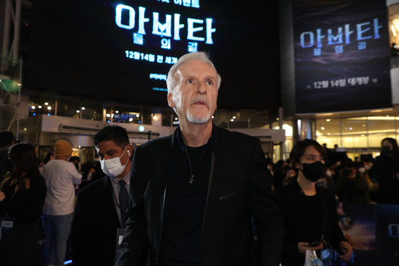 월트디즈니의 '아바타: 물의 길'이 우리나라에서 오는 14일 개봉을 앞두고 업계의 주목을 받고 있다. 사진은 제임스 캐머런 '아바타: 물의 길' 감독이 지난 9일 서울 영등포구 소재 타임스퀘어에서 열린 블루카펫 행사에 참여한 모습. ⓒ 연합뉴스