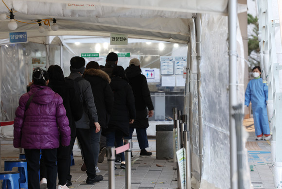 질병관리청 중앙방역대책본부(이하 중대본)에 따르면 12일 0시 기준 코로나19 신규 확진자는 2만5667명이 발생했다. ⓒ 연합뉴스