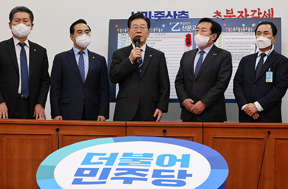 이재명 더불어민주당 대표는 12일 당 최고위원회의에서 내년도 예산안 관련 견해를 밝혔다. ⓒ 연합뉴스