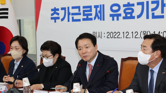 성일종 국민의힘 정책위의장은 "30인 미만 사업장의 영세성 등 특수한 상황을 고려해 시행 중인 주간 8시간 추가연장근로제가 올해 말로 일몰될 처지"라며 "남은 20일 안에 반드시 통과시켜야 한다"고 밝혔다.ⓒ 연합뉴스