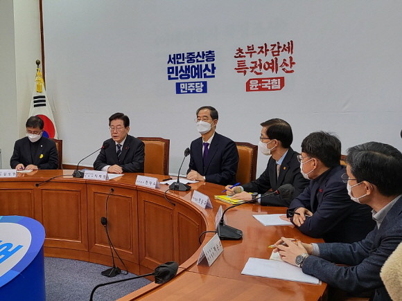 이재명 더불어민주당 대표와 한덕수 국무총리가 12일 내년도 예산안 관련 회동을 가졌다. = 박성현 기자