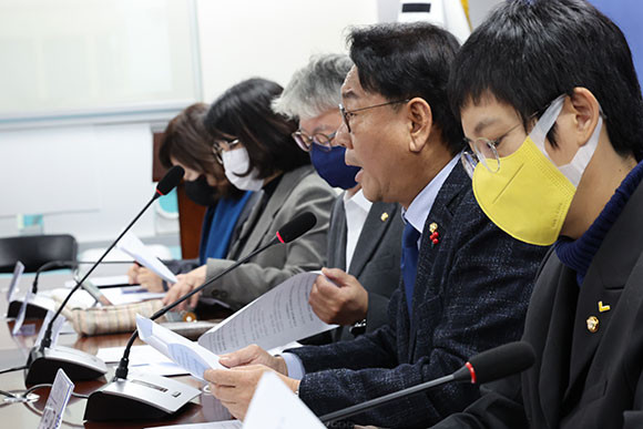 더불어민주당, 정의당, 기본소득당 등 야당 측 국조특위 위원들은 국민의힘을 향해 복귀를 촉구했다. ⓒ 연합뉴스