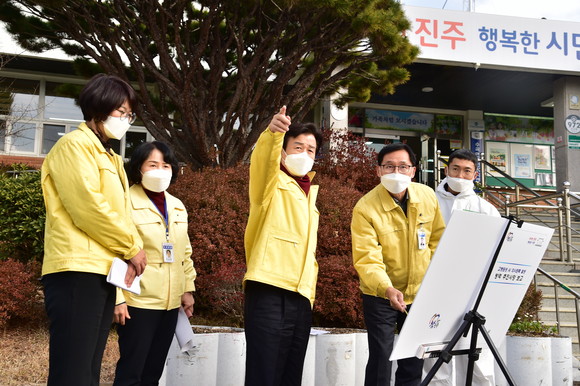 조규일 진주시장이 육용오리 AI 의사환축 발생 현장을 점검하고 있다. ⓒ 진주시
