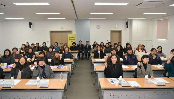 지난 13일 예산군은 여성친화도시 우수활동사례 보고대회를 개최 후 기념촬영을 하고 있다. ⓒ 예산군