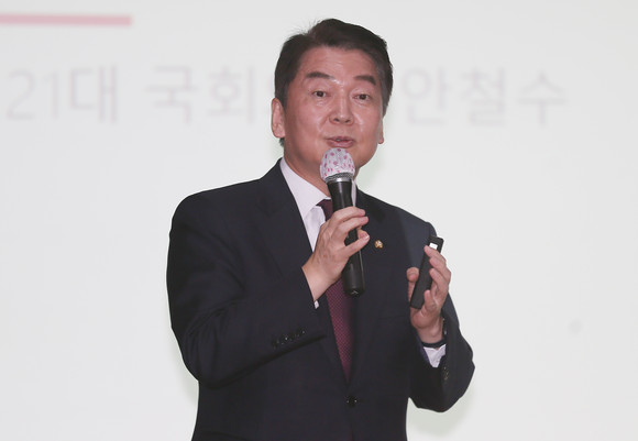 당권 도전을 선언한 안철수 의원이 지난 10월29일 제주벤처마루에서 국민의힘 제주도당 당원 연수 특강을 하고 있다. ⓒ 연합뉴스