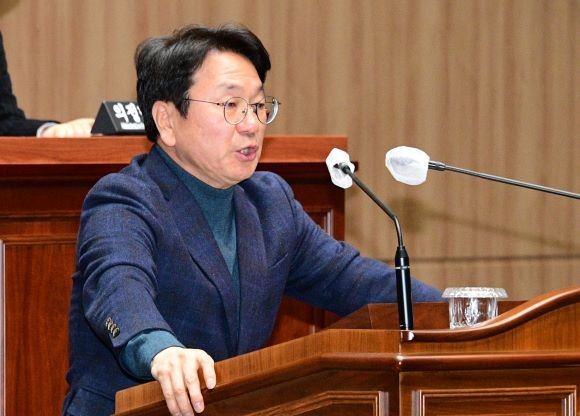 강기정 광주시장이 14일 오전 시의회 본회의장에서 열린 제312회 제2차 정례회 제4차 본회의에 참석해 2023년도 광주광역시 일반 및 특별회계 세입‧세출예산안 의결에 따른 인사말을 하고 있다. ⓒ 프라임경제