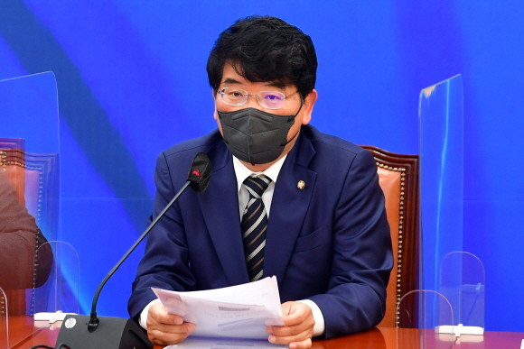 경찰은 강제추행치상 혐의를 받고 있는 박완주 의원을 검찰에 넘겼다고 전했다. ⓒ 연합뉴스