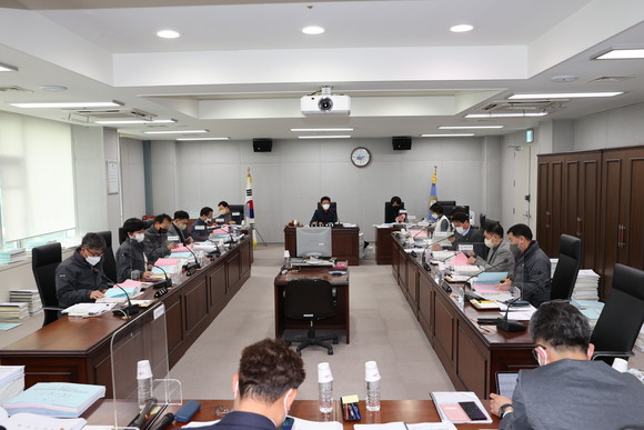 13일 포항시 내년 예산을 심사중인 포항시 예결특별위원회 모습. ⓒ 포항시의회