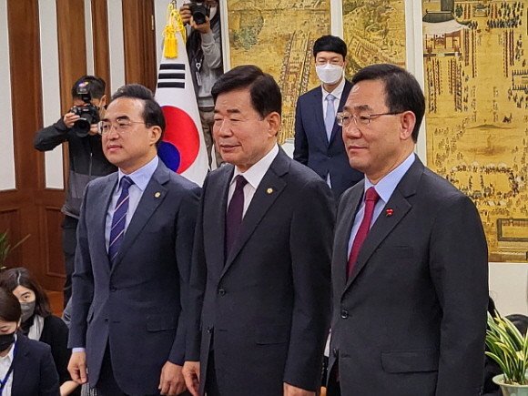 김진표 국회의장은 15일 여야 원내대표 회동을 주재하면서 최종 중재안을 제시했다. = 박성현 기자