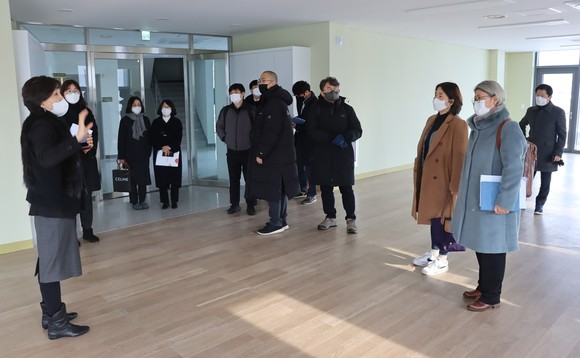 지속가능한 마을교육공동체 구축 사례를 도정에 반영하기 위해 현장방문 모습. ⓒ 의회사무국
