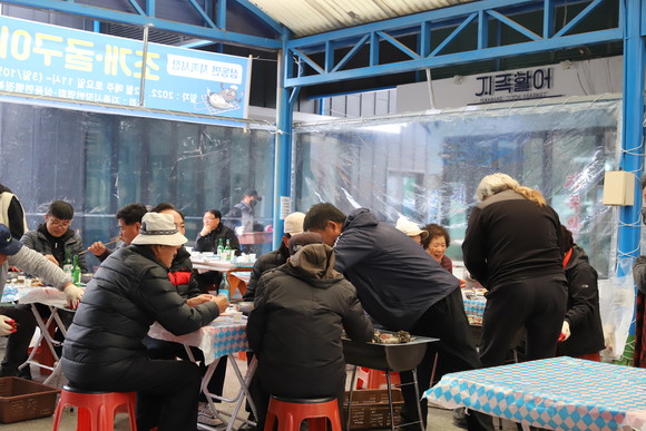 삼동면이 지족시장에서 조개·굴구이를 판매하고 있다. ⓒ 남해군