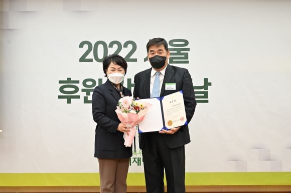 금호타이어가 15일 초록우산어린이재단의 '후원 감사의 날' 행사에서 서울특별시 표창을 수상하고 기념촬영을 하고 있다. ⓒ 광주은행