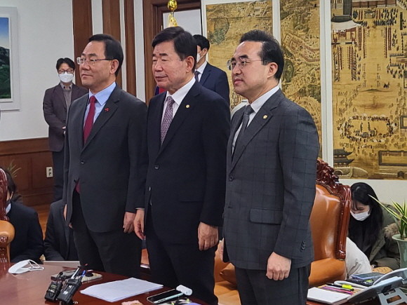 주호영 국민의힘 원내대표, 김진표 국회의장, 박홍근 더불어민주당 원내대표는 16일 국회의장실에서 내년도 예산안 처리를 위한 회동을 진행했다. = 박성현 기자