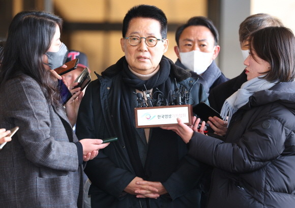 더불어민주당은 박지원 전 국가정보원장의 복당을 보류하겠다고 발표했다. ⓒ 연합뉴스