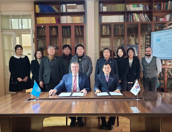 현지시간 14일 유네스코 중앙아시아 국제연구소(IICAS)를 찾은 주낙영 경주시장을 포함한 경주시의회 이동협 부의장, 이진락 문화도시위원장 등 경주시 방문단이 상호 협력을 위한 MOU를 체결하고 있다.ⓒ 경주시