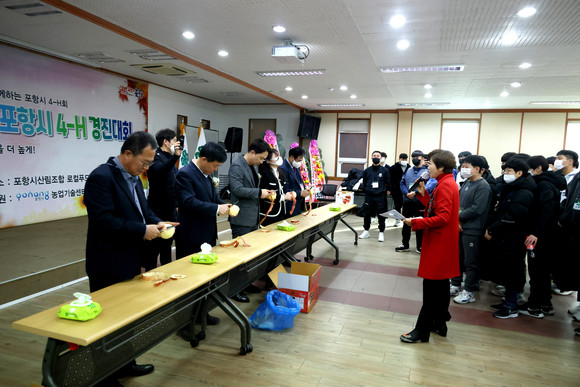 2022년 포항시4-H경진대회에 참석한 김병욱 국회의원과 내빈이 사과깍기에 도전하고 있다. = 김진호 기자