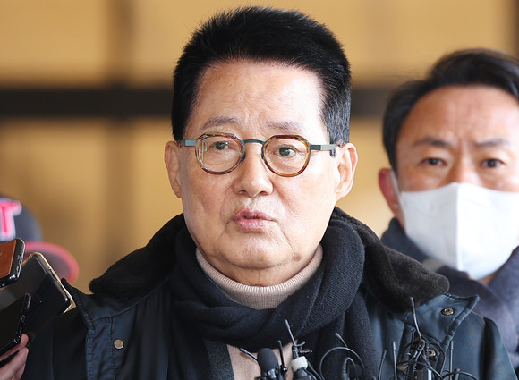 박지원 전 국가정보원장이 지난 14일 오전 서해 공무원 피격 사건 관련 검찰 조사를 받기 위해 서울 서초구 서울중앙지검에 출석, 취재진 질문에 답하고 있다. ⓒ 연합뉴스