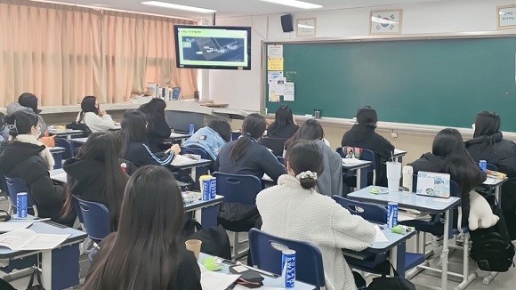 지난 12일, 서울시 서초구에 위치한 세화여자중학교 학생들이 금융 교육 강의를 시청하고 있다. ⓒ 흥국생명