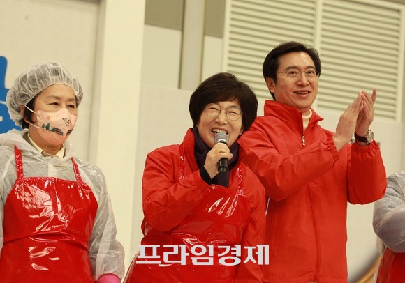 김기현 의원 이선애 배우자가 사랑의 김장나눔 봉사에서 당원동지들을 격려하고 있다. ⓒ 프라임경제