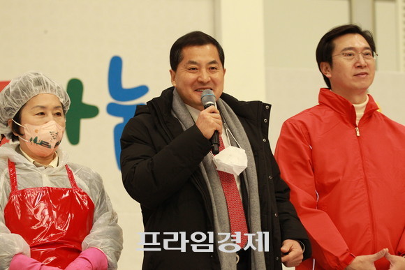 국민의힘 진주시·갑 박대출 의원이 사랑의 김장나눔에서 축하의 메시지를 전달하고 있다. ⓒ 프라임경제