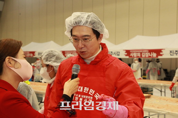 국민의힘 진주시을 강민국 의원이 인터뷰에서 경남도당의 역할과 당원동지들 하나된 마음에 감사의 말을 전달하고 있다. ⓒ 프라임경제