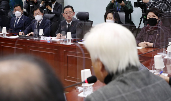주호영 국민의힘 원내대표가 이태원 압사 사고 희생자 유족들을 만나 철저한 배·보상과 재발 방지를 위한 대책을 약속했다. ⓒ 연합뉴스