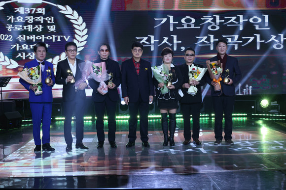 작사작곡상을 수상한 이영만, 박보근, 김승우(왼쪽부터), 김진호,박연서, 인윤하 씨(오른쪽부터). = 최성필 기자