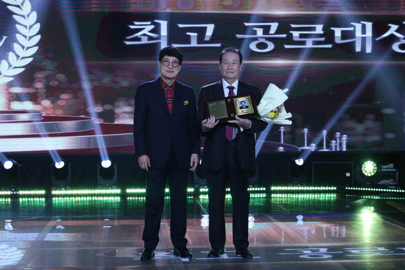 가요창작인 최고 공로대상 정주희 작곡가(우측) 수상 후 기념 촬영을 하고 있다. = 김진호 기자