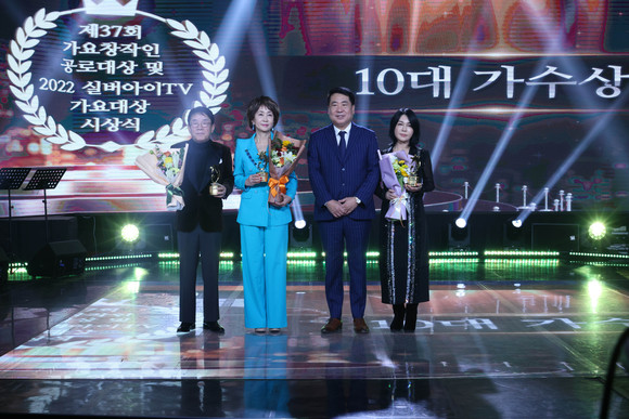 10대 가수상을 받은 김국환, 이혜리,(좌로부터), 우연이씨(우측 첫번째). = 김진호 기자