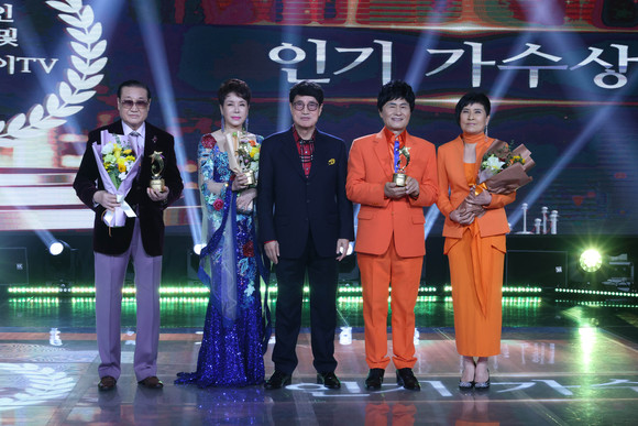 인기가수상을 수상한 유성호, 유미(좌로부터) 견우와직녀(우측 맨끝). = 김진호 기자