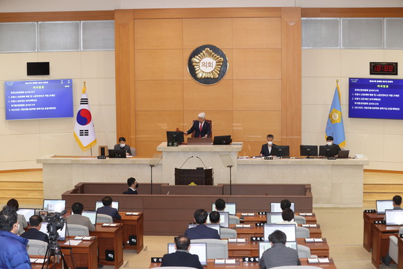 포항시의회 백인규 의장이 2023년 예산 2조6000억원을 의결하고 있다. ⓒ 포항시의회