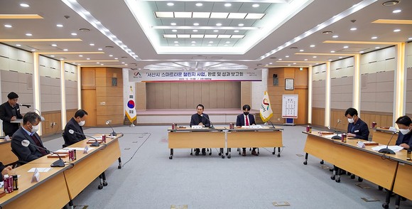 19일 서산시청 대회의실에서 열린 스마트 타운 챌린지 사업완료 및 성과보고회에서 이완섭 서산시장이 회의를 주재하는 모습. ⓒ 서산시