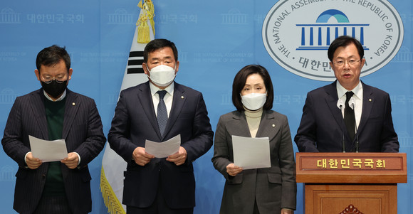 이만희 간사(오른쪽) 등 '이태원 참사' 국정조사 특위 국민의힘 위원들이 어제 오후 기자회견을 열고 특위 복귀를 선언하고 있다. ⓒ 연합뉴스
