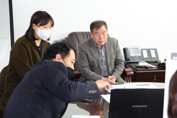이승화 산청군수가 장애인회관 설계용역 진행사항을 점검하고 있다. ⓒ 산청군