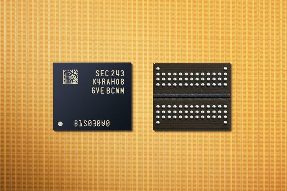삼성전자가 개발한 업계 최선단 12나노급 16Gb DDR5 D램. ⓒ 삼성전자