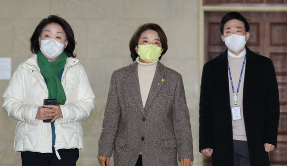 (왼쪽부터) 심상정 정의당 의원과 이은주 원내대표가 주호영 국민의힘 원내대표와 면담하기 위해 국회 운영위원장실로 향하고 있다. ⓒ 연합뉴스