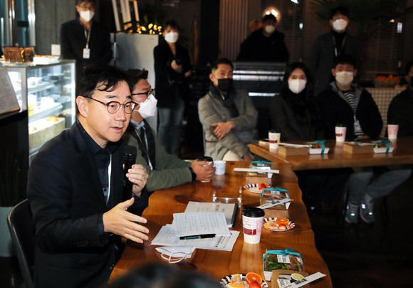 하승철 하동군수가 지역 청년 토크콘서트를 개최하고 있다. ⓒ 하동군