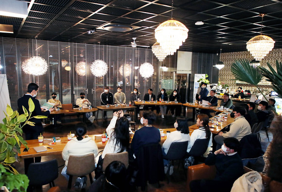 하승철 하동군수가 지역 청년 27명과 토크콘서트를 개최하고 있다. ⓒ 하동군