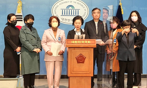 김영선 국민의힘 의원과 홍남표 창원특례시장 등이 21일 국회 소통관에서 영유아 보육 보호를 위한 강화헌장을 발표했다. ⓒ 김영선 국민의힘 의원실