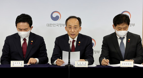 정부가 크리스마스와 석가탄신일을 대체공휴일로 확대하는 방안을 추진한다. 가운데 추경호 경제부총리 겸 기획재정부 장관. ⓒ 연합뉴스