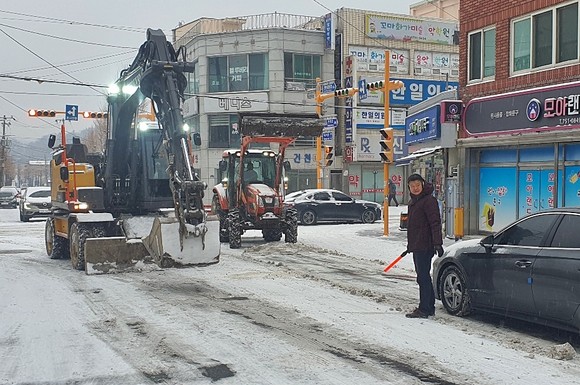 경주시가 21일 오전 공무원 42명과 제설차량 34대, 염화칼슘 및 소금 60톤 등 제설장비 및 인력을 긴급 투입하고 긴급 제설작업을 벌이고 있다. ⓒ 경주시