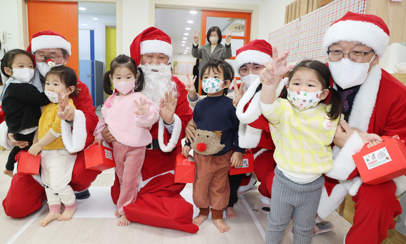 박완수 경남도지사가 도청어린이집에서 일일 산타 변신하고 아이들에게 선물을 나눠주며 즐거운 시간을 보내고 있다. ⓒ 경남도